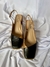 Scarpin slingback com bico preto e laterais caramelo claro. Salto externo de madeira com altura de 5cm