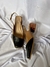 Scarpin slingback com bico preto e laterais caramelo claro. Salto externo de madeira com altura de 5cm