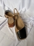 Scarpin slingback com bico preto e laterais caramelo claro. Salto externo de madeira com altura de 5cm