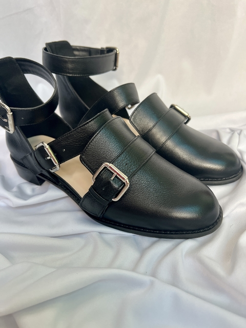 Sapato preto feminino com três fivelas para o inverno
