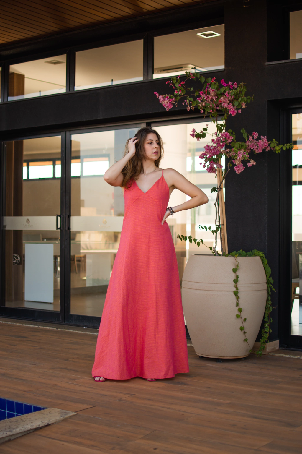 Vestido longo liso decotado alça fina