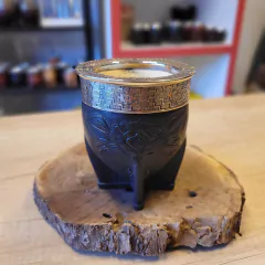 IMPERIAL DE ALPACA CINCELADA CON APLIQUES DE BRONCE Y CUERO LABRADO