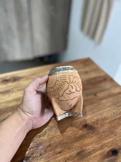 TORPEDO CUERO TRABAJADO CON VIROLA CINCELADA Y BASE - AMATERA MATES