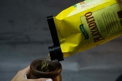 Pico vertedor para yerba