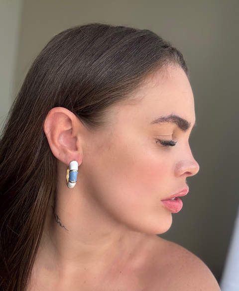 BRI83 - BRINCO ARGOLA RESINA AZUL FOLHEADO A OURO 18k - comprar online