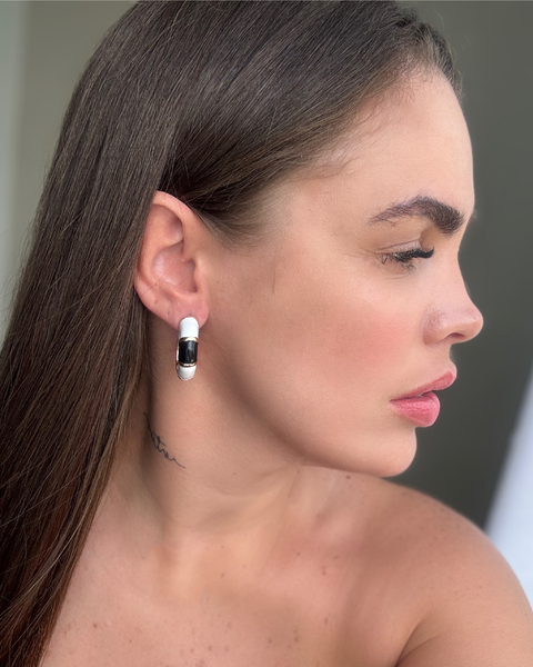 BRI87 - BRINCO ARGOLA RESINA PRETO FOLHEADO A OURO 18k - comprar online