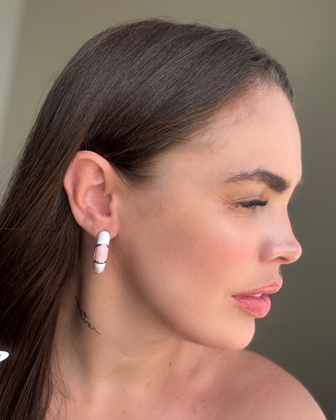 BRI86 - BRINCO ARGOLA RESINA ROSA FOLHEADO A OURO 18k - comprar online