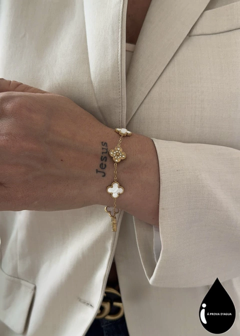 BL52C - PULSEIRA 5 TREVOS LADO BRANCO E LADO ZIRCÔNIA - AÇO INOXIDÁVEL- Á PROVA D'ÁGUA - comprar online