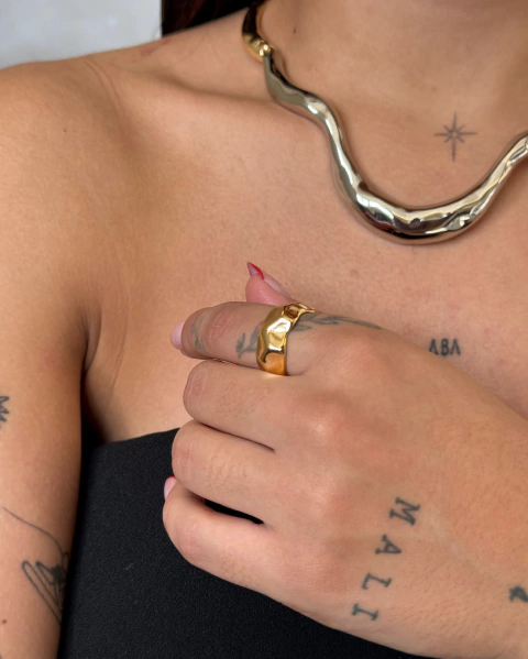 ANE117 - ANEL REGULÁVEL MARTELADO GOLD - ZAMAC- LINHA PREMIUM