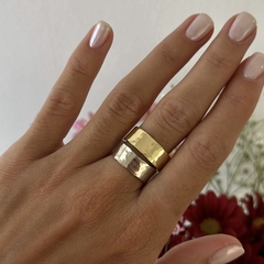 Anillo texturado