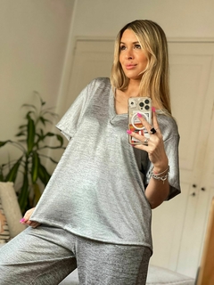 REMERA SABRINA ESCOTE "V" - comprar online