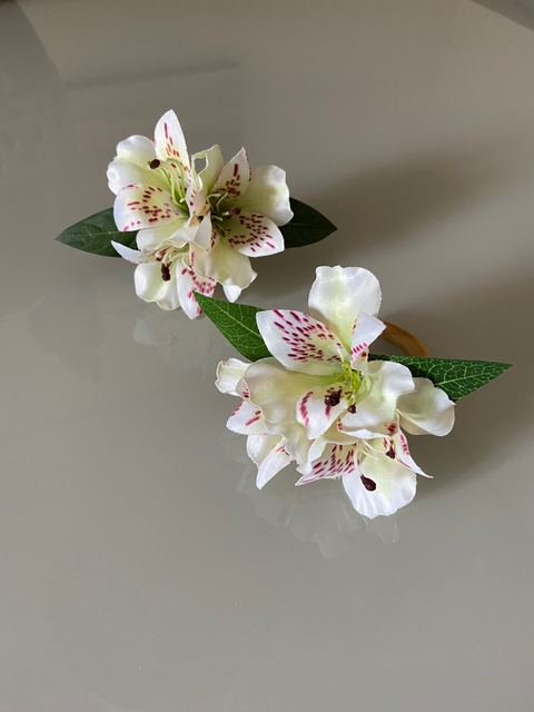 Porta guardanapo astromelias brancas - comprar online