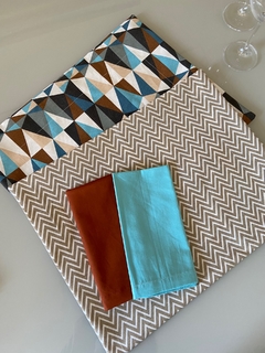 Lugar americano geo colorido / chevron bege na internet