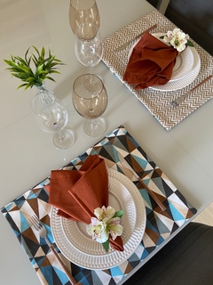 Lugar americano geo colorido / chevron bege