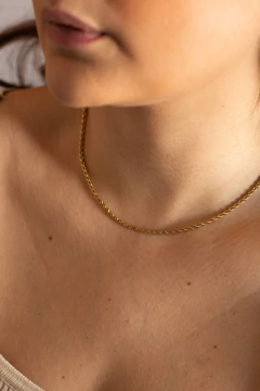 Colar Dourado Torcido Vintage