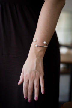 Bracelete três pérolas na internet