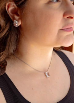 Conjunto de colar e brincos prateado com pedra - comprar online