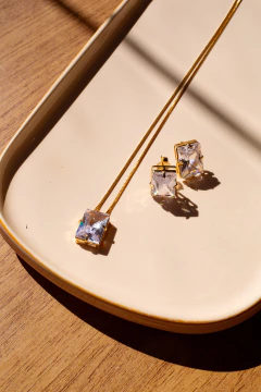 Conjunto de Colar e Brincos dourado com pedra na internet