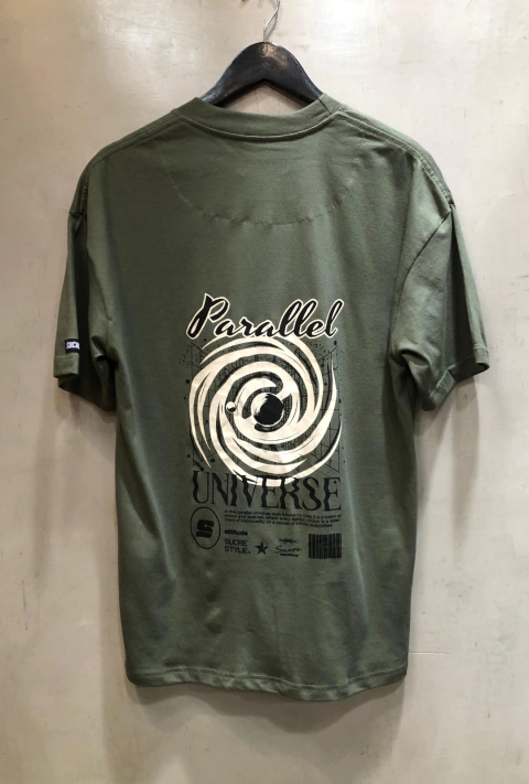 REMERA OVERSIZE UNIVERSE OLIVA - comprar online