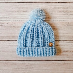Gorrito tejido a mano color celeste