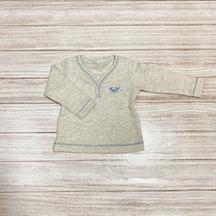 Remera gris con bordes en celeste