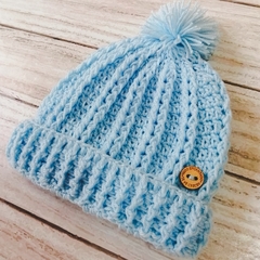 Gorrito tejido a mano color celeste - comprar online