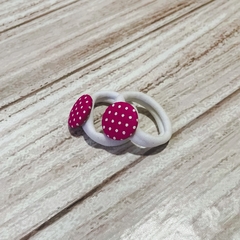 Par de gomitas botón fucsia con pintitas blancas