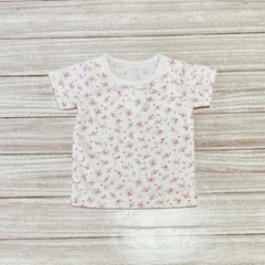 Remera blanca con rositas en rosa