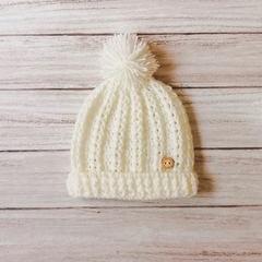 Gorrito tejido a mano color natural