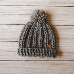 Gorrito tejido a mano color gris