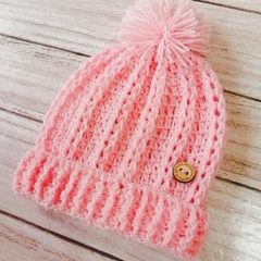 Gorrito tejido a mano color rosa - comprar online