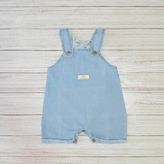 jardinero de jeans en celeste