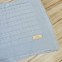 Mantita celeste trenzas tejida en hilo - comprar online