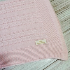 Mantita rosa trenzas tejida en hilo - comprar online
