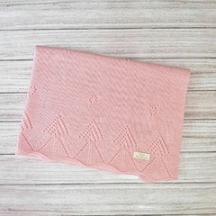 Mantita caladita rosa bebé tejida en hilo
