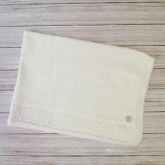 Mantita & gorrito marfil tejido en hilo - comprar online