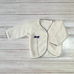 campera peluche soft natural con azul marino