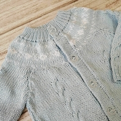 saquito tejido en hilo celeste con guarda - comprar online
