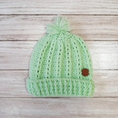 Gorrito tejido a mano en Aqua