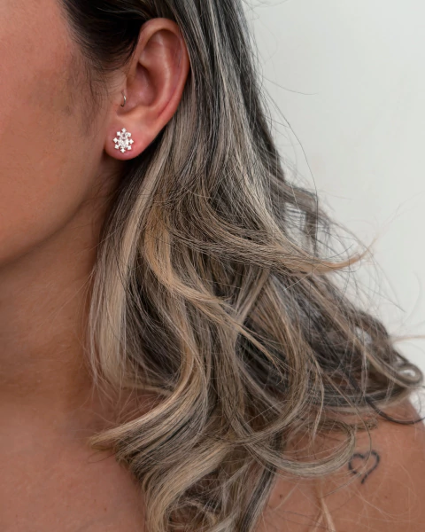 Brinco Gota com bordas cravejadas com zircônias - em Prata 925 - comprar online