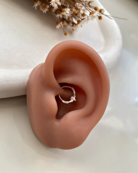 Piercing argola - abelhinha - com zircônias nas laterais - 0,9 cm - em prata 925 - comprar online