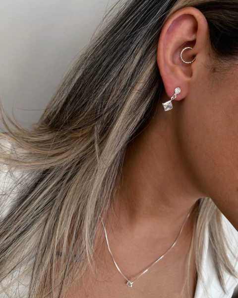 Brinco ponto de luz em Prata 925 com pingente de zircônia quadrada - 1,8 cm tamanho total - comprar online