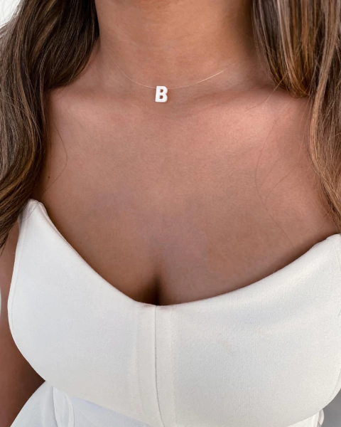 Produção em 5 dias úteis - Colar Inicial em Madrepérola - Corrente de Nylon Invisível com Terminais em Prata 925 - comprar online