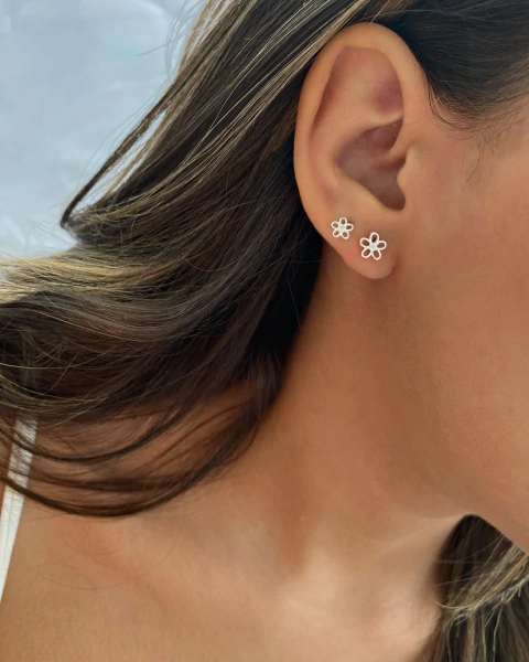 Duo de brincos - flores vazadas - 5 e 6 mm - em Prata 925 - comprar online