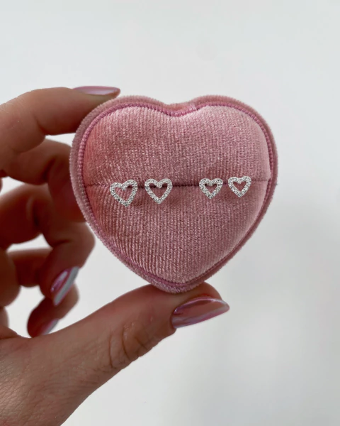 Duo de Brincos Corações Vazados Cravejados 5 mm e 6 mm em Prata 925 - comprar online