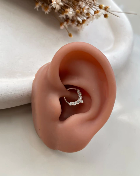 Piercing argola - zircônias ovais - 1 cm - em Prata 925 - fecho torção - comprar online