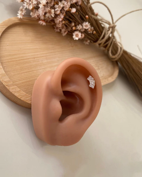 Piercing Curvo Cravejado - Topo em Prata 925 e Haste em Aço Cirúrgico - comprar online