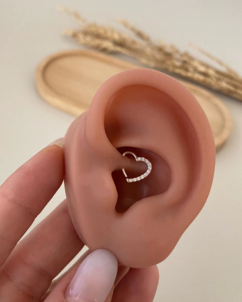 Piercing Coração cravejado - Daith - lado esquerdo da orelha - fecho torção