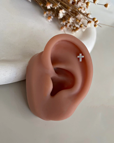 Piercing mini cruz cravejada - 5 mm- topo em Prata 925 e haste em aço cirúrgico - comprar online