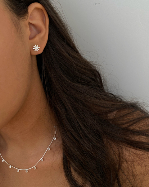 Brinco flor com detalhes cravejados - 7 mm